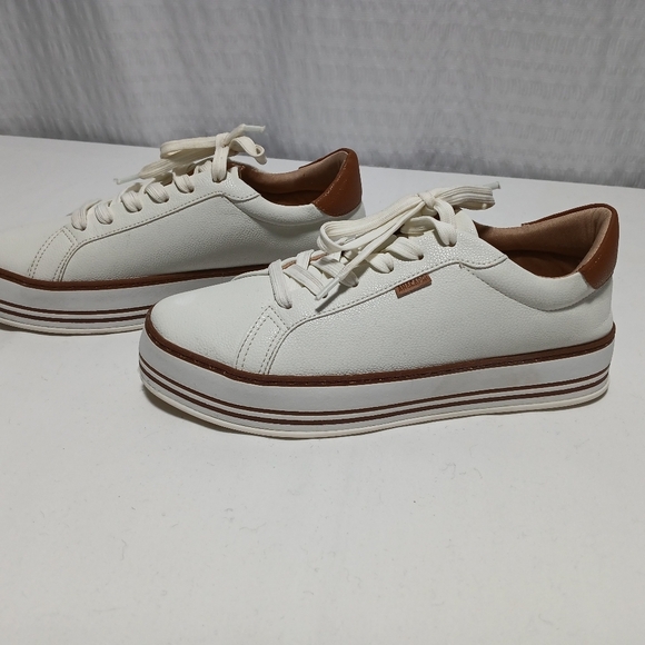 AnaCapri Paula Platform Sneaker. Ladies Size 8 (38) - Picture 8 of 12